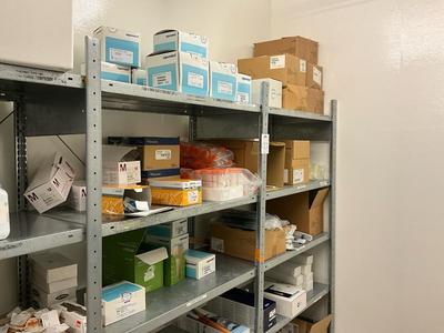 Overview picture of Lot of various laboratory consumables